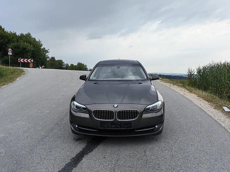 Braun Gebraucht 2011 BMW 523 Limousine | 6.799 € (Superpreis) - Bild 1/4