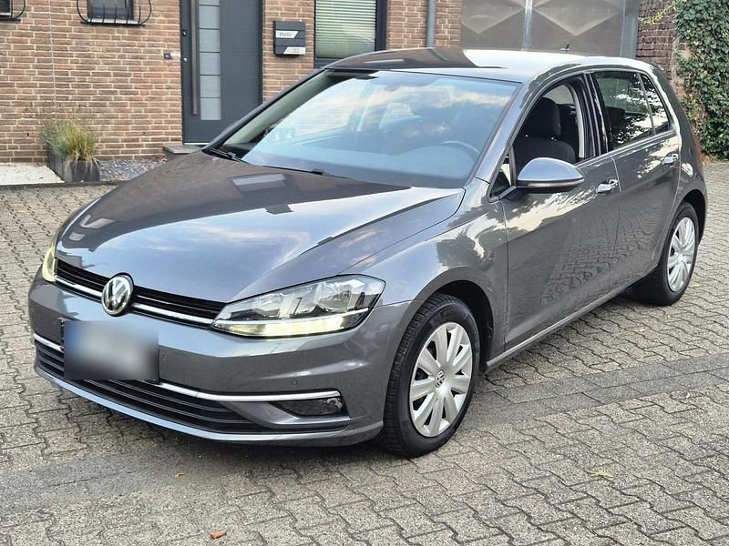 Grau Gebraucht 2017 VW Golf VII Kleinwagen | 9.499 € (Guter Preis) - Bild 1/4
