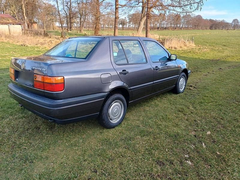 Gebraucht VW Vento 90 PS (66 kW) 1992 Grau Limousine