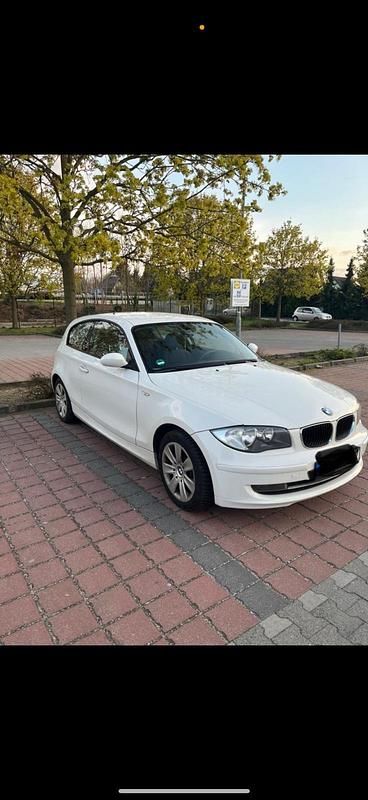 Weiß Gebraucht 2009 BMW 116 Kleinwagen | 4.000 € - Bild 1/4