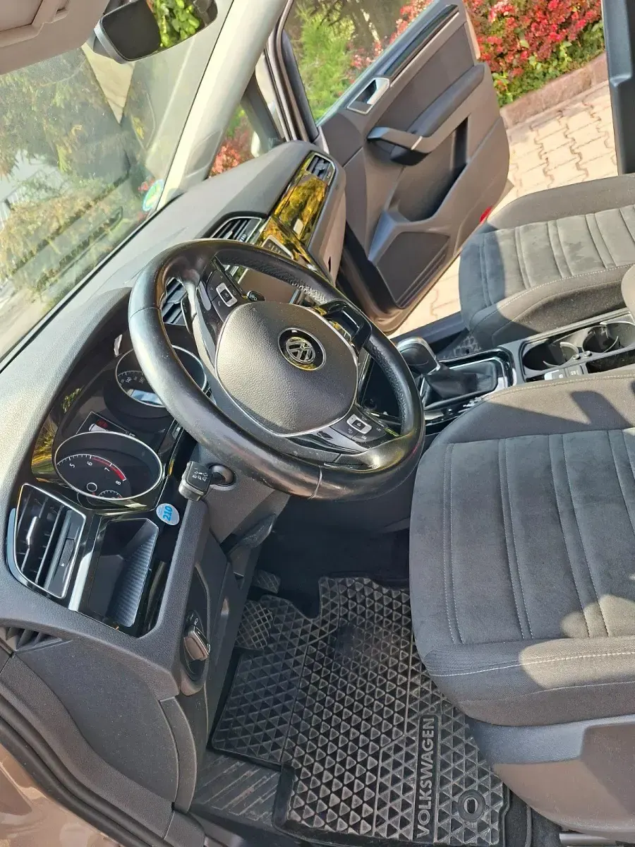 Gebraucht VW Touran Highline 150 PS (110 kW) 2017 Beige Van / Kleinbus