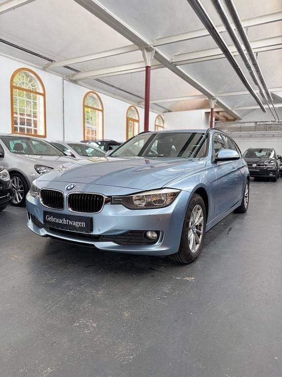 Blau Gebraucht 2013 BMW 320 Sport Line Kombi | 8.990 € (Guter Preis) - Bild 1/4