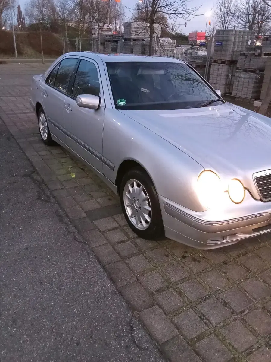 Gebraucht Mercedes E200 116 PS (85 kW) 2000 Silber Limousine