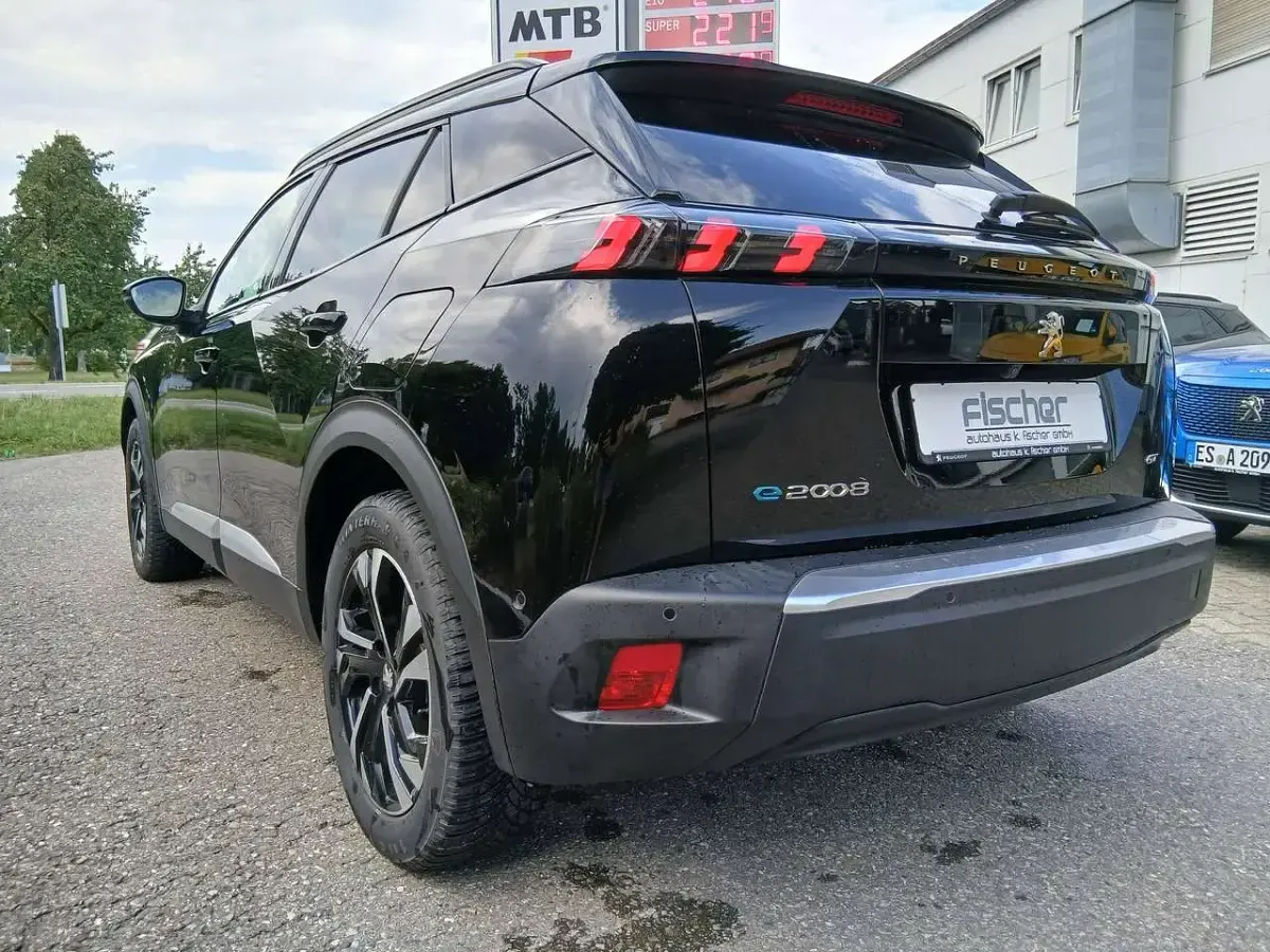 Gebraucht Peugeot e-2008 GT 100 kW (136 PS) 2022 Schwarz perla nera SUV