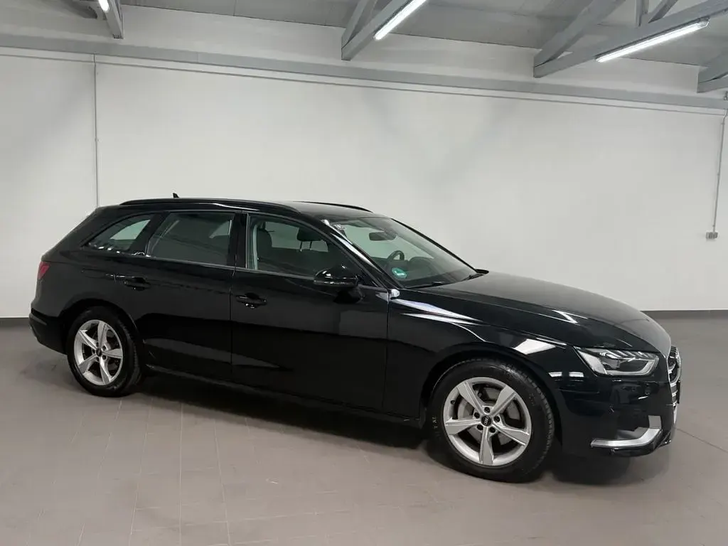 Używany Audi A4 Advanced 204 KM (150 kW) 2022 Czarny Sedan/Limuzyna