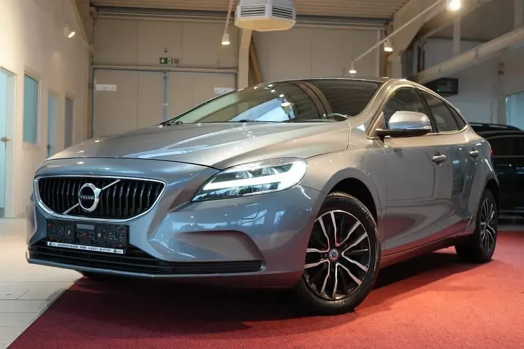 Gebraucht Volvo V40 Momentum 150 PS (110 kW) 2016 Grau Limousine