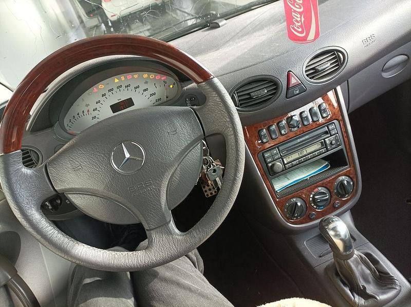 Second-hand Mercedes A210 140 CP (102 kW) 2004 Negru Monovolum