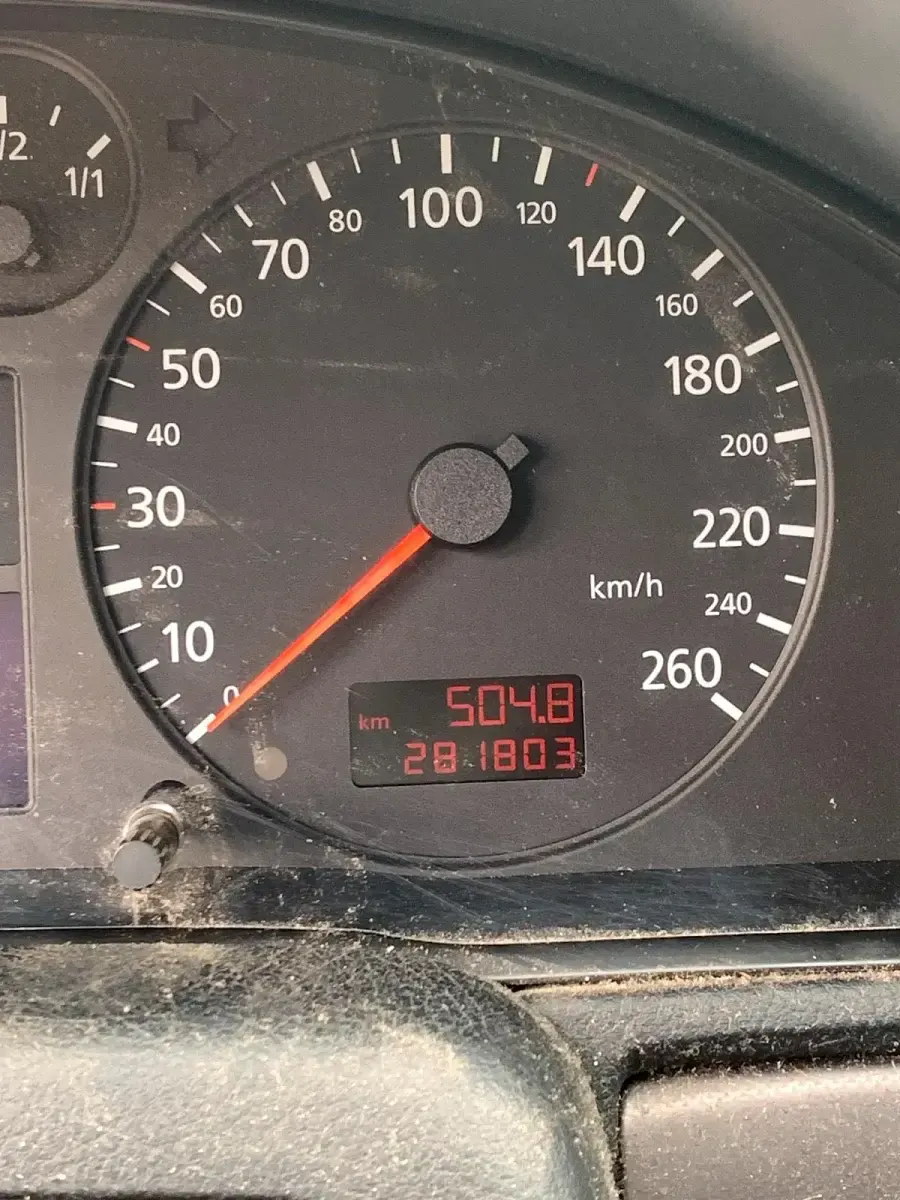 Usado Audi A4 125 HP (91 kW) 2000 Prateado Sedan