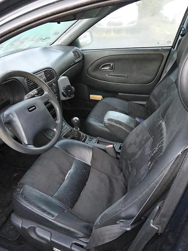 Schwarz Gebraucht 2000 Volvo V40 Kombi | 450 € (Guter Preis) - Bild 1/4