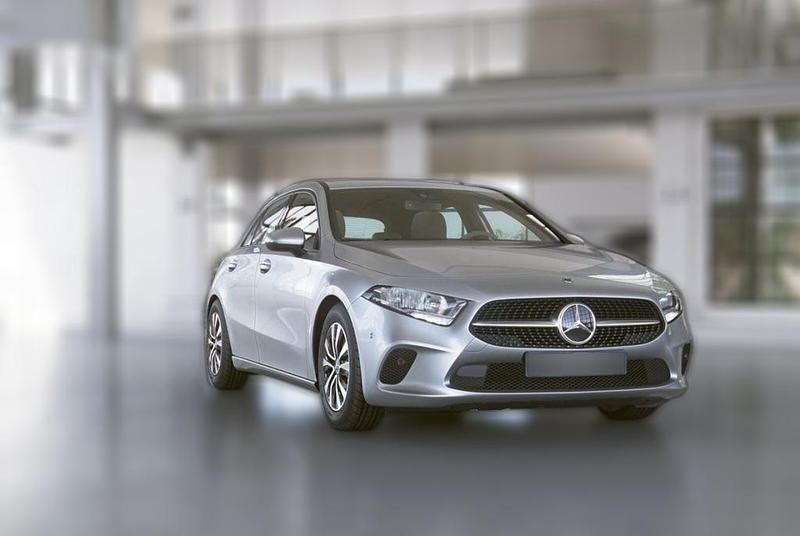 Gebraucht Mercedes A200 163 PS (119 kW) 2023 Silber metallic