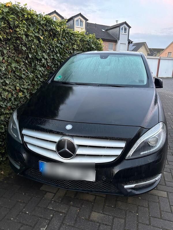 Schwarz Gebraucht 2012 Mercedes B200 Van / Kleinbus | 10.450 € (Superpreis) - Bild 1/4
