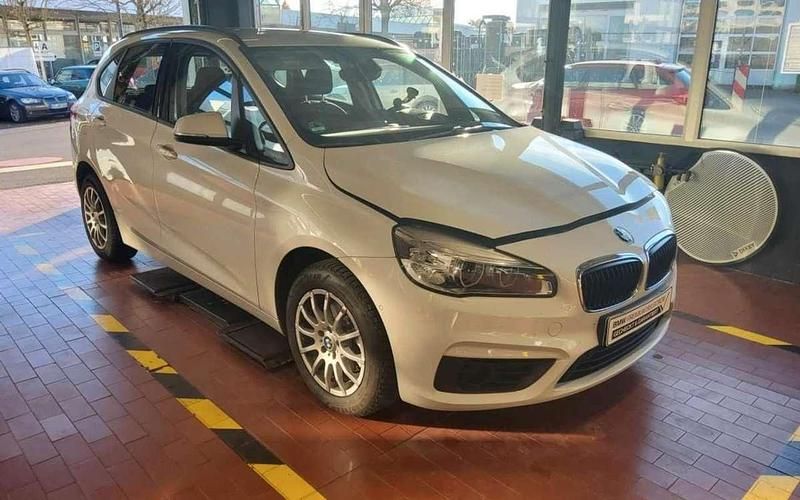 Gebraucht BMW 218 150 PS (110 kW) 2017 Mineralweiss Van / Kleinbus