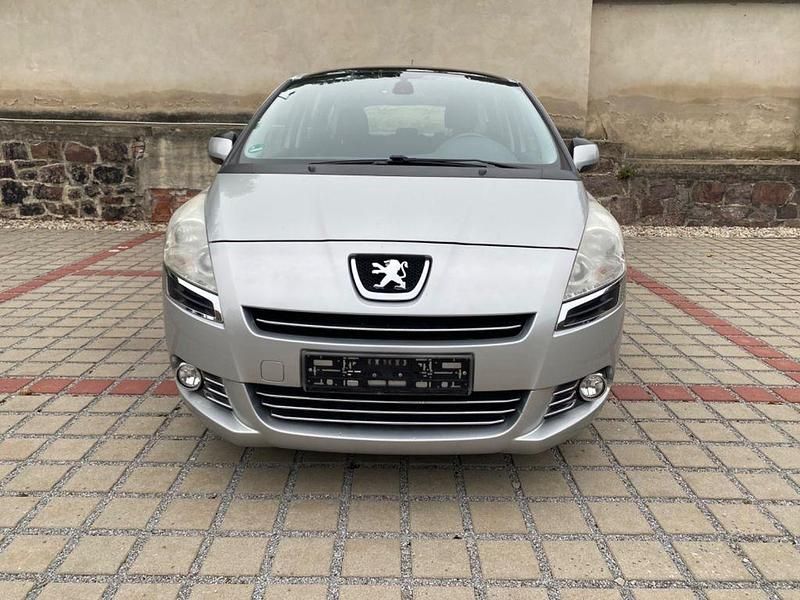 Silber Gebraucht 2011 Peugeot 5008 Family Van / Kleinbus | 2.499 € (Superpreis) - Bild 1/4
