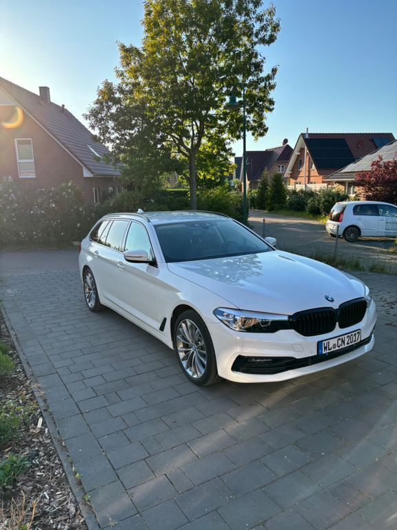 Weiß Gebraucht 2019 BMW 520 Sport Line Kombi | 23.200 € (Superpreis) - Bild 1/4