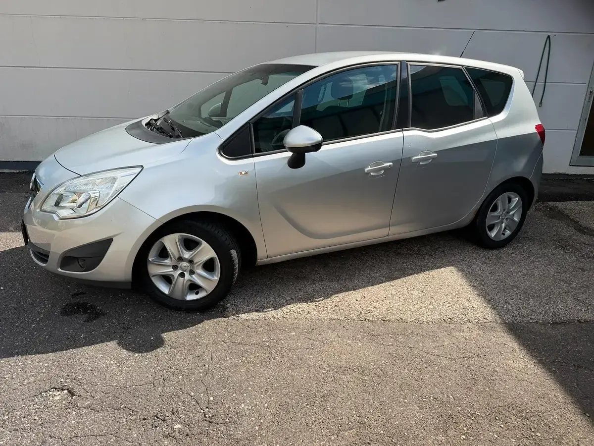 Gebraucht Opel Meriva Design Edition 120 PS (88 kW) 2011 Silber Van / Kleinbus