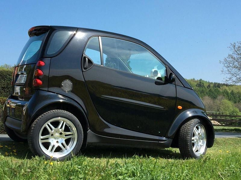 Schwarz Gebraucht 2004 Smart ForTwo Coupé Passion Coupé | 2.499 € (Etwas zu teuer) - Bild 1/4