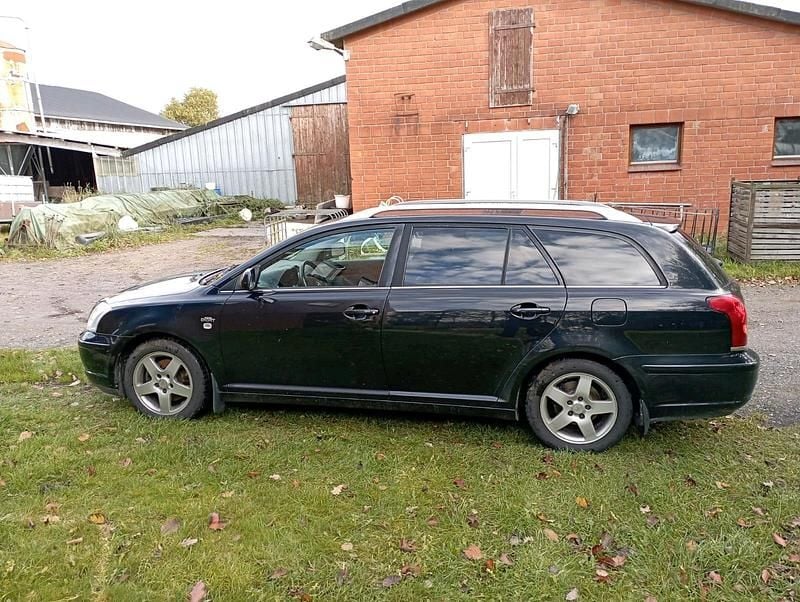Schwarz Gebraucht 2005 Toyota Avensis T2 Kombi | 1.050 € (Guter Preis) - Bild 1/4