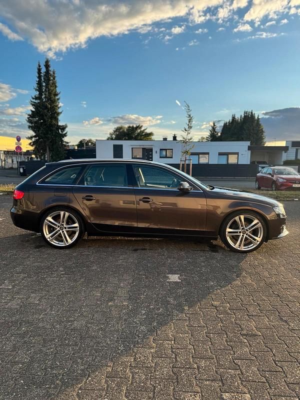 Gebraucht Audi A4 Ambiente 160 PS (117 kW) 2011 Braun Kombi