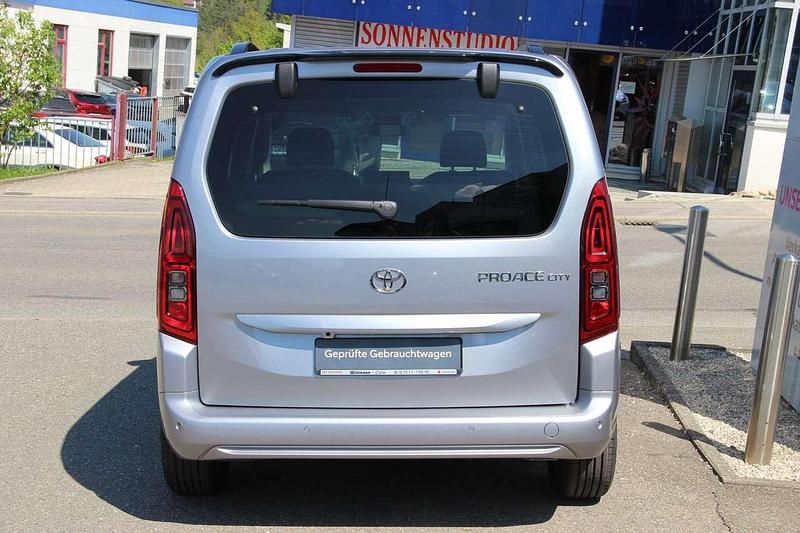 Neu Toyota Proace Verso City 110 PS (80 kW) 2025 Silber Kombi