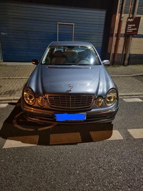 Blau Gebraucht 2005 Mercedes E280 Avantgarde Limousine | 4.000 € (Guter Preis) - Bild 1/4