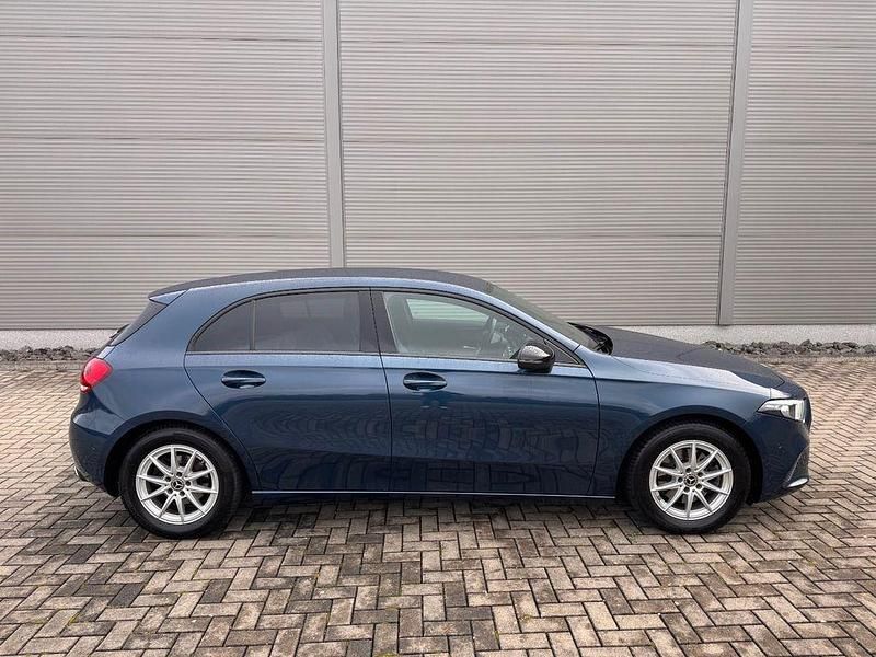 Gebraucht Mercedes A200 163 PS (119 kW) 2019 Blau Limousine