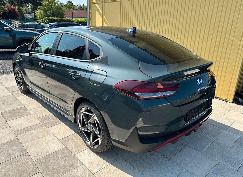 Neu Hyundai i30 N Line 140 PS (102 kW) 2025 Grün Limousine