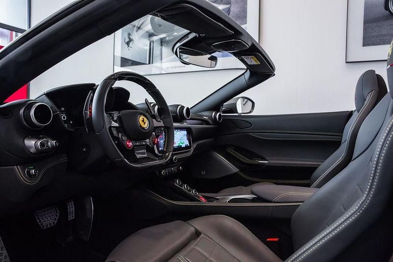Second-hand Ferrari Portofino 620 CP (456 kW) 2024 Gri Cabrio