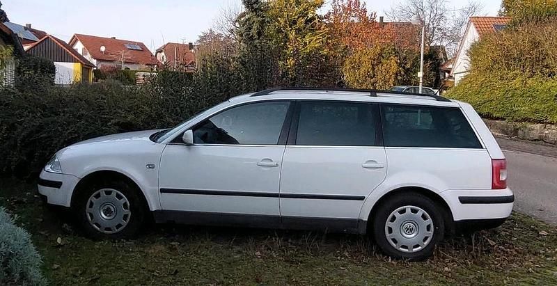 Weiß Gebraucht 2003 VW Passat Trendline Kombi | 1.500 € (Guter Preis) - Bild 1/3