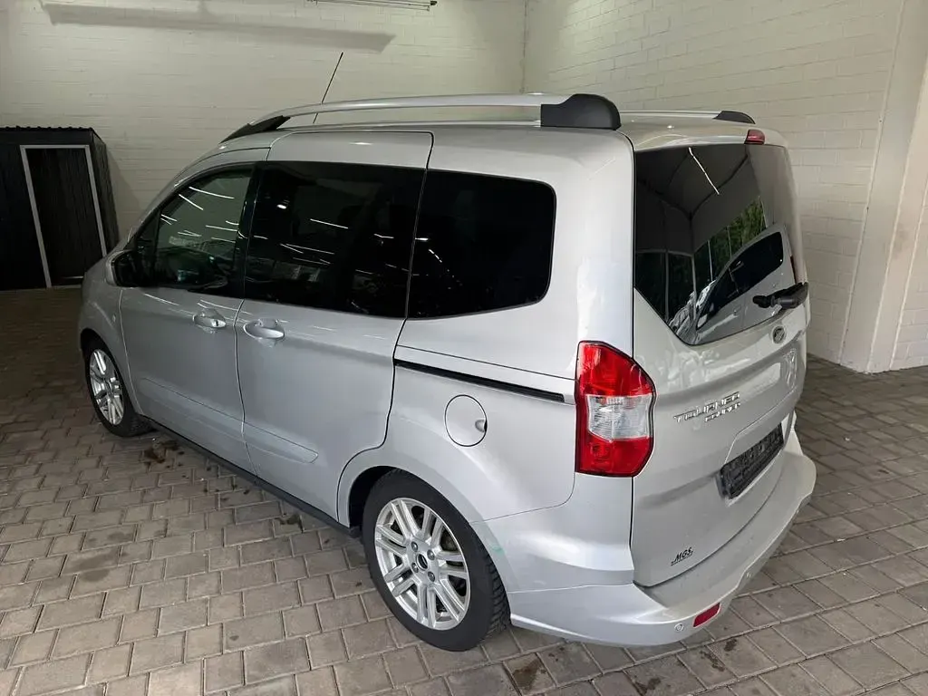 Gebraucht Ford Tourneo Courier Titanium 95 PS (69 kW) 2018 Silber Van / Kleinbus