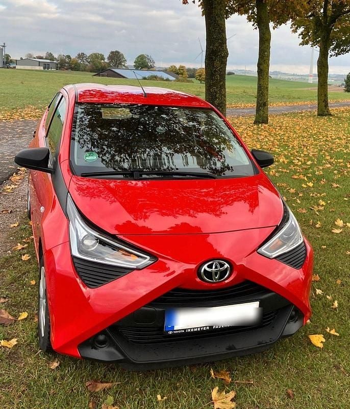 Rot Gebraucht 2021 Toyota Aygo Kleinwagen | 9.499 € (Guter Preis) - Bild 1/4