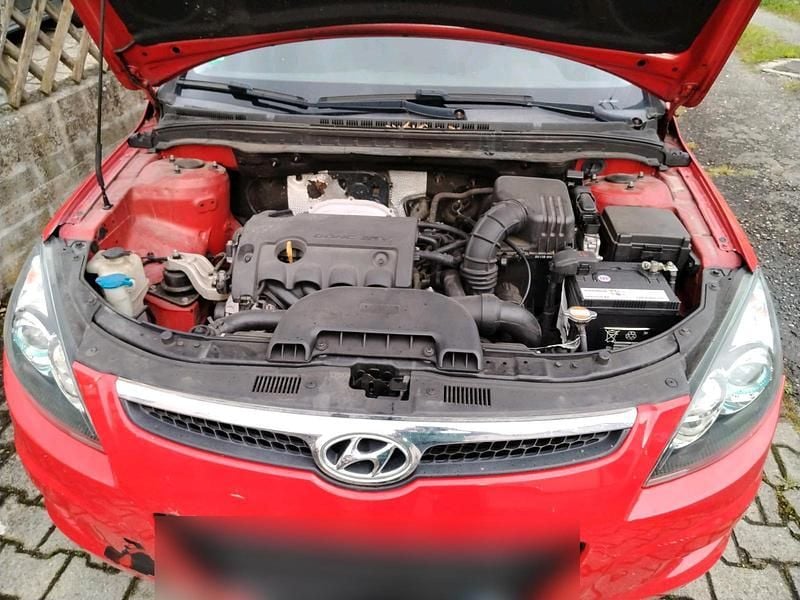 Gebraucht Hyundai i30 110 PS (80 kW) 2009 Rot Limousine