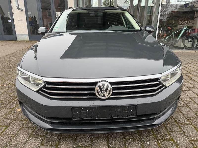 Grau Gebraucht 2017 VW Passat Trendline Kombi | 9.990 € (Superpreis) - Bild 1/4