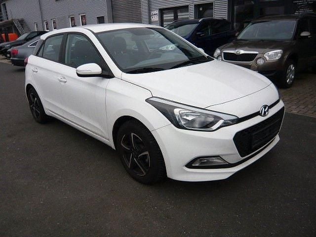 Gebraucht Hyundai i20 Classic 84 PS (61 kW) 2017 Weiß Limousine