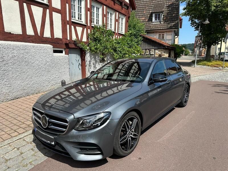 Grau Gebraucht 2018 Mercedes E200 AMG line Limousine | 34.900 € (Teuer) - Bild 1/4