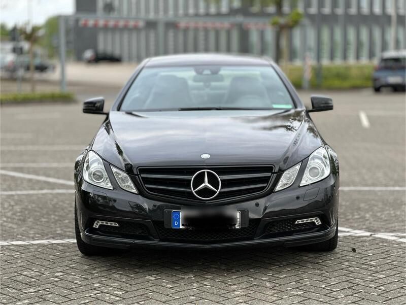Schwarz Gebraucht 2010 Mercedes E250 Coupé | 8.299 € (Guter Preis) - Bild 1/4