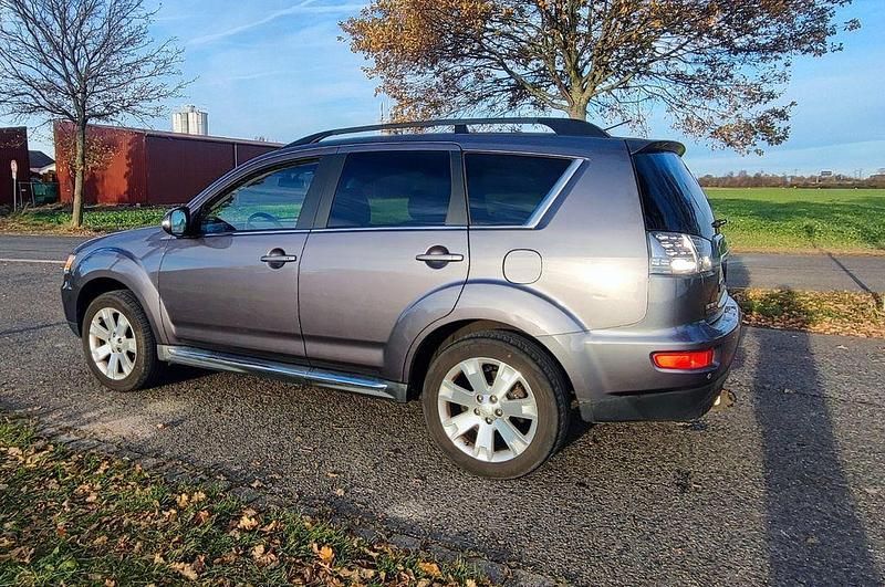Grau Gebraucht 2011 Mitsubishi Outlander Edition SUV | 7.290 € (Etwas zu teuer) - Bild 1/4