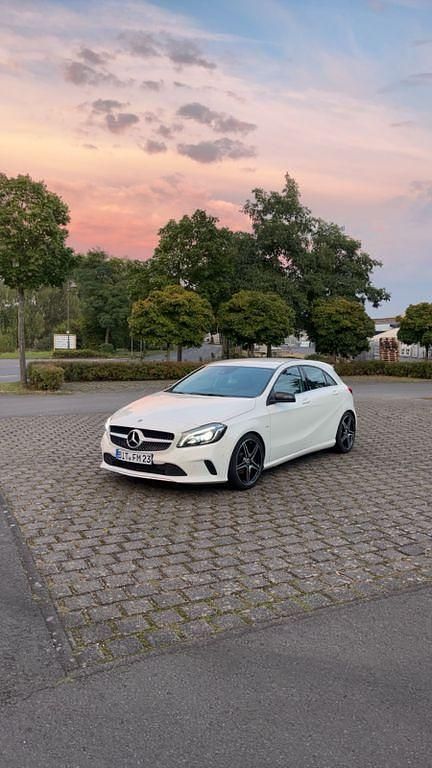 Weiß Gebraucht 2016 Mercedes A180 Limousine | 12.000 € (Guter Preis) - Bild 1/4