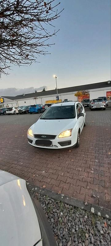Weiß Gebraucht 2007 Ford Focus Kombi | 2.700 € - Bild 1/4