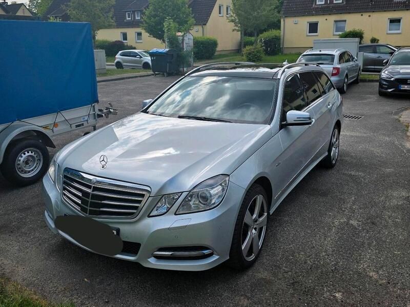 Silber Gebraucht 2011 Mercedes E350 Avantgarde Kombi | 9.352 € (Fairer Preis) - Bild 1/4