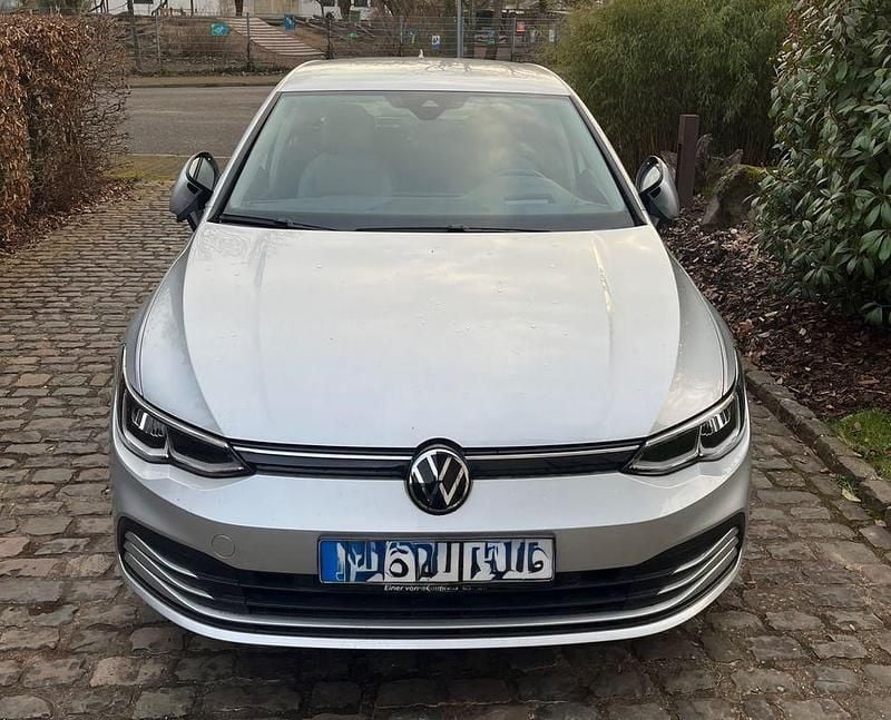 Gebraucht VW Golf VIII Life 131 PS (96 kW) 2022 Grau Limousine