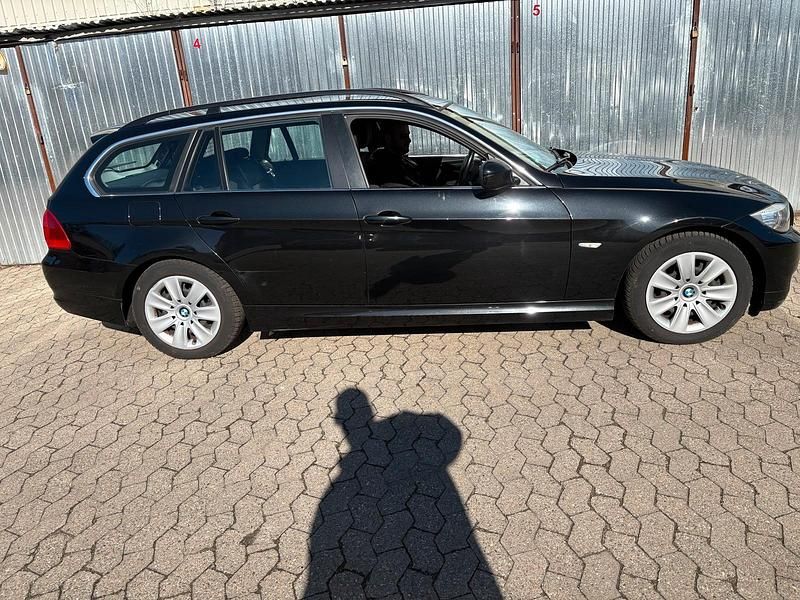 Gebraucht BMW 320 170 PS (125 kW) 2009 Schwarz Kombi