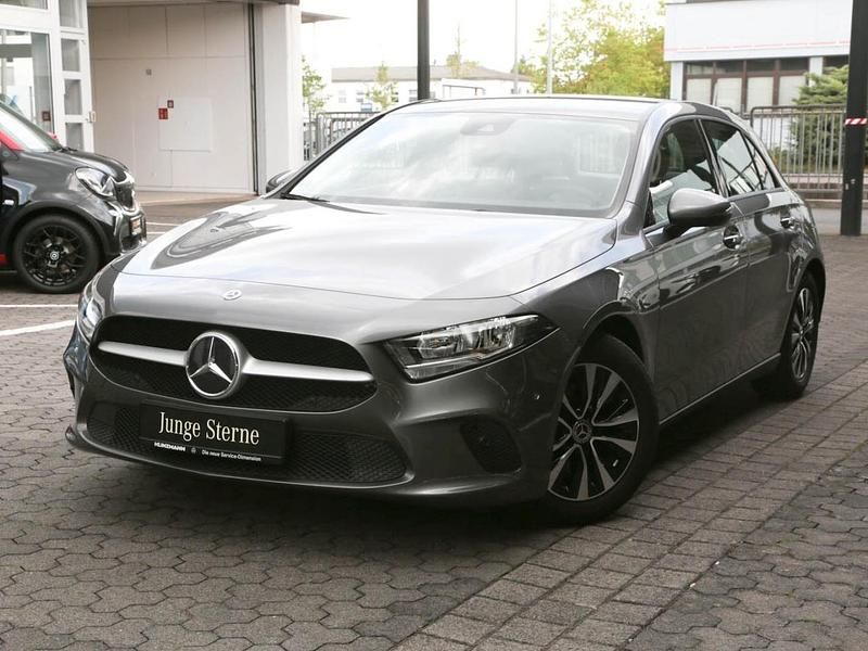 Mountaingrau metallic Gebraucht 2022 Mercedes A180 Business Limousine | 24.690 € (Etwas zu teuer) - Bild 1/4