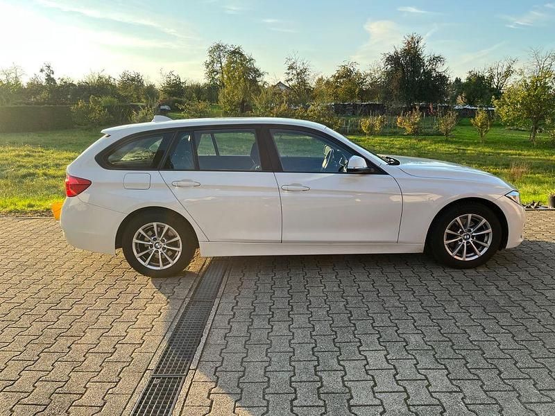 Gebraucht BMW 318 Advantage 150 PS (110 kW) 2016 Weiß Kombi