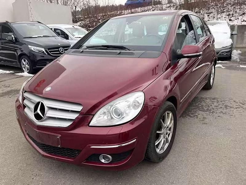 Gebraucht Mercedes B200 136 PS (100 kW) 2011 Rot Van / Kleinbus