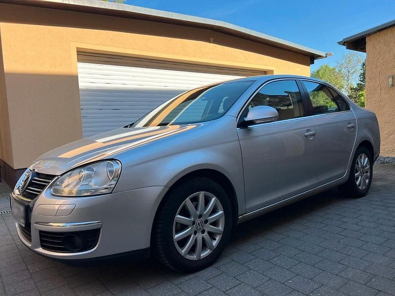 Second-hand VW Jetta 141 CP (103 kW) 2006 Argintiu Berlinǎ