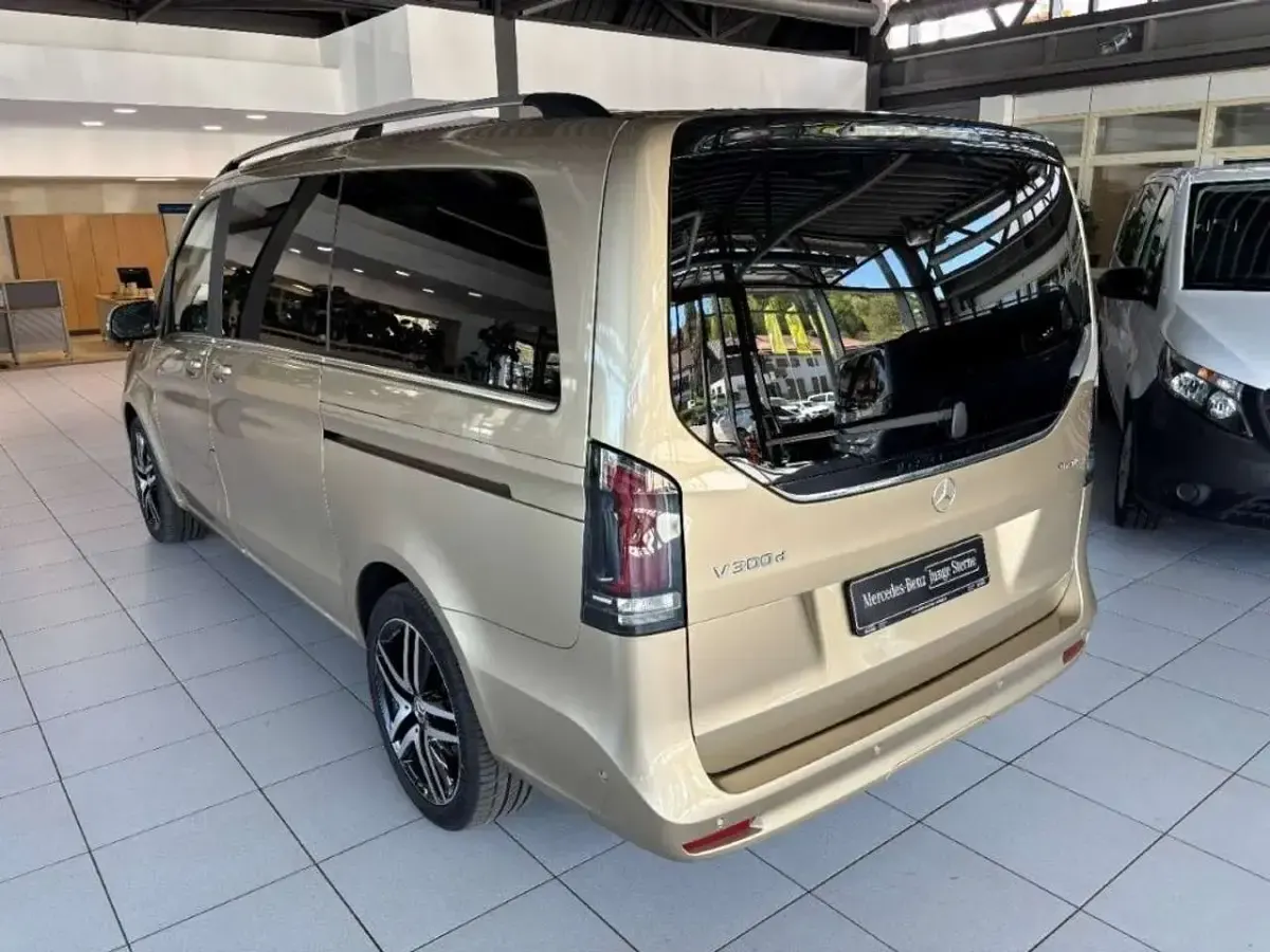 Gebraucht Mercedes V300 Avantgarde 237 PS (174 kW) 2025 Gold Van / Kleinbus