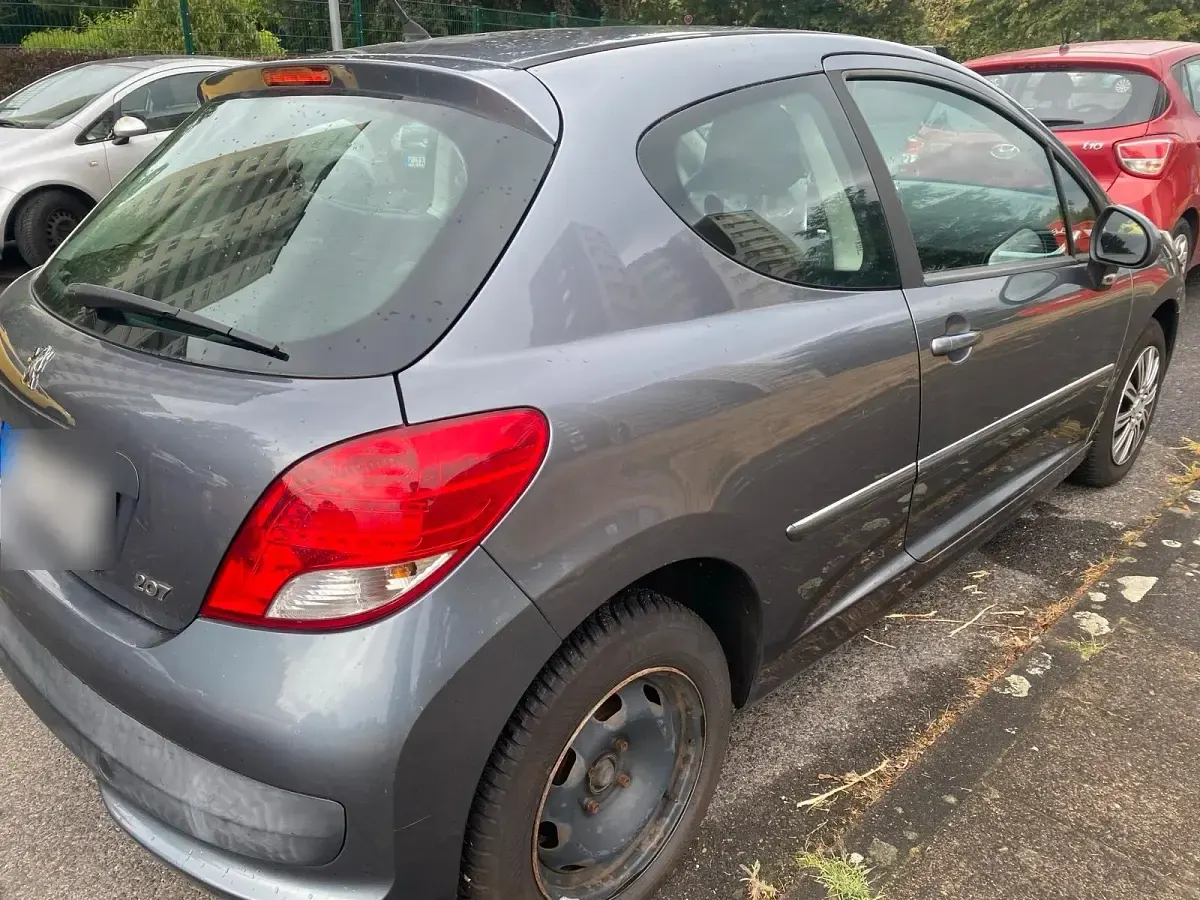 Gebraucht Peugeot 207 90 PS (66 kW) 2011 Grau Kleinwagen