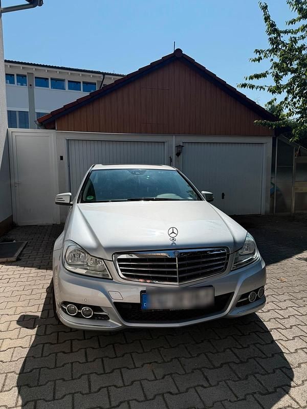 Silber Gebraucht 2011 Mercedes C250 Limousine | 14.500 € (Fairer Preis) - Bild 1/4