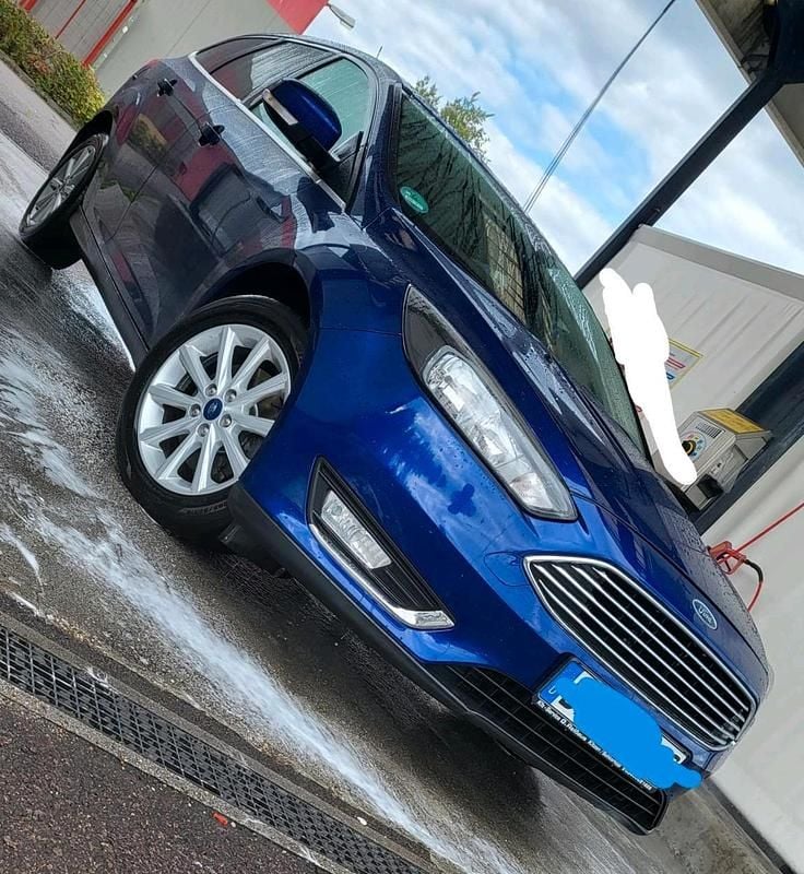 Blau Gebraucht 2015 Ford Focus Kombi | 6.200 € - Bild 1/4