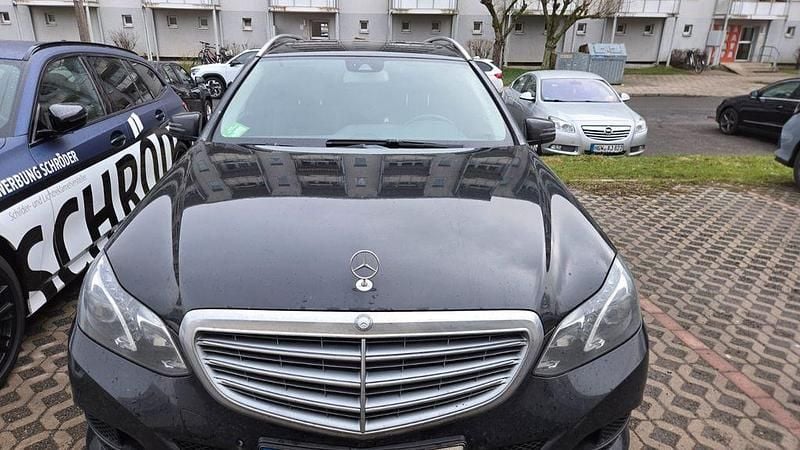 Gebraucht Mercedes E250 Elegance 204 PS (150 kW) 2014 Schwarz Limousine